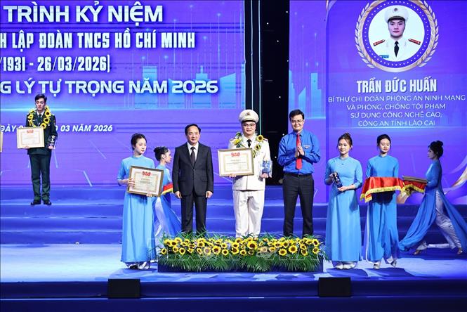 Đồng chí Trịnh Văn Quyết, Ủy viên Bộ Bett88 cá cược trực tuyến, Bí thư Trung ương Đảng, Trưởng Ban Tuyên giáo và Dân vận Trung ương, đồng chí Bùi Quang Huy, Uỷ viên Trung ương Đảng, Bí thư thứ nhất Trung ương Đoàn trao Giải thưởng Lý Tự Trọng năm 2026. Ảnh: Minh Đức – TTXVN