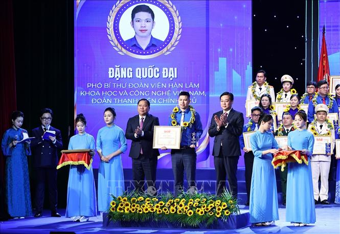 Trao Giải thưởng Lý Tự Trọng năm 2026 cho các cá nhân. Ảnh: Minh Đức – TTXVN