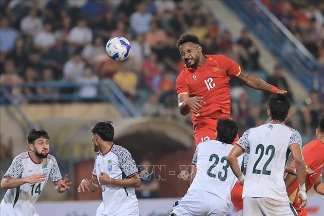 Pha dứt điểm bàng đầu của tiền đạo Nguyễn Xuân Son (số 12, Việt Nam). Ảnh: Minh Quyết - TTXVN