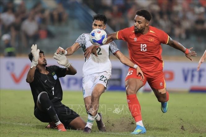 Tình huống áp sát và dứt điểm cận thành của Xuân Son. Ảnh: Minh Quyết - TTXVN