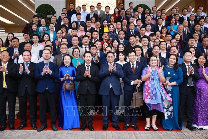 Thủ tướng Phạm Minh Chính với các đại biểu dự Hội nghị Doanh nghiệp góp phần vào tăng trưởng hai con số. Ảnh: Dương Giang-TTXVN
