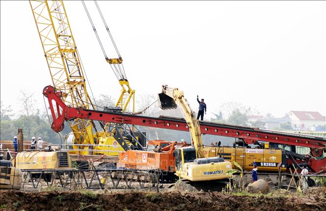 Tập kết thiết bị máy móc thi công cầu vượt sông Ninh Cơ đoạn qua xã Xuân Hồng (Ninh Bình). Ảnh: Thái Thuần - TTXVN