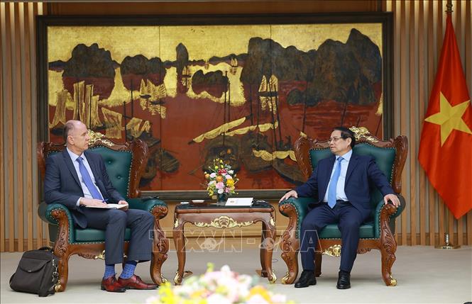 Thủ tướng Phạm Minh Chính tiếp ông Martin Sommer, Trưởng Đoàn giám sát kinh tế vĩ mô của Quỹ Tiền tệ quốc tế (IMF). Ảnh: Dương Giang-TTXVN
