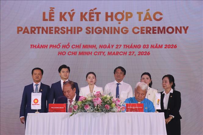 Ông Võ Khắc Thái, Phó Chủ tịch Thường trực Liên đoàn Lao động Thành phố Hồ Chí Minh và ông Nguyễn Việt Cường, Chủ tịch Hội đồng Quản trị Công ty Cổ phần Tập đoàn Phú Cường thực hiện nghi thức ký kết thoả thuận hợp tác. Ảnh: Thanh Vũ-TTXVN 