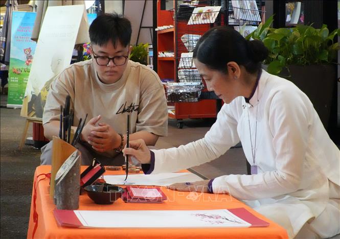 Trong khuôn khổ ngày hội, các workshop sáng tạo, viết thư pháp và trải nghiệm thủ công cũng được tổ chức dành cho mọi lứa tuổi. Ảnh: Hữu Duyên - TTXVN