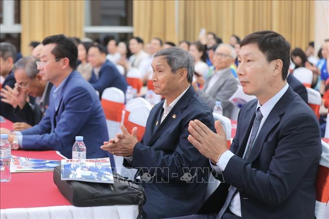 HLV trưởng đội tuyến bóng đá nam quốc gia Kim Sang Sik và HLV trưởng đội tuyển bóng đá nữ Mai Đức Chung tham dự chương trình. Ảnh: Minh Quyết - TTXVN