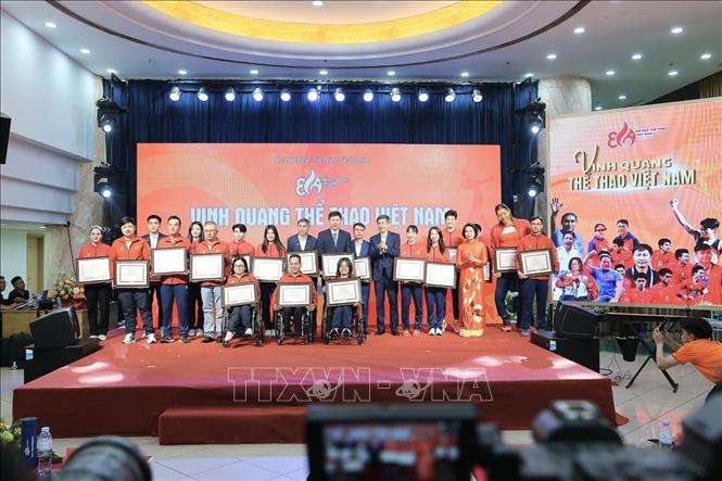 Ban tổ chức trao Bằng khen của Uỷ ban Olympic Việt Nam cho các vận động viên, huấn luyện viên tiêu biểu toàn quốc năm 2025. Ảnh: Minh Quyết - TTXVN