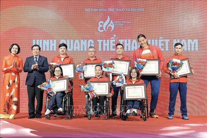 Ban tổ chức trao Bằng khen của Bộ trưởng Bộ Văn hóa, Thể thao và Du lịch cho các vận động viên, huấn luyện viên tiêu biểu toàn quốc năm 2025. Ảnh: Minh Quyết - TTXVN
