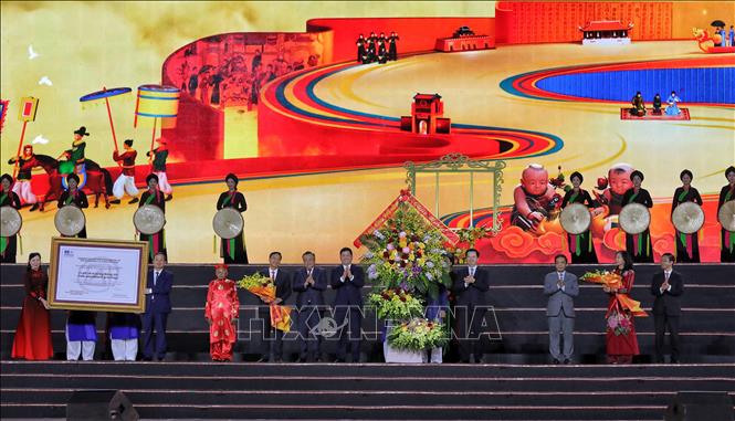 Đồng chí Trần Sỹ Thanh, Ủy viên Bộ Bett88 cá cược trực tuyến, Bí thư Trung ương Đảng, Chủ nhiệm Ủy ban Kiểm tra Trung ương và Phó Thủ tướng Mai Văn Chính chúc mừng tỉnh Bắc Ninh. Ảnh: Danh Lam - TTXVN