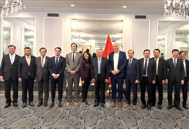 Phó Thủ tướng Thường trực Nguyễn Hòa Bình làm việc với ông David Otto, nhà sáng lập kiêm Giám đốc điều hành Martin Davis. Ảnh: Ngọc Quang - PV TTXVN tại Hoa Kỳ