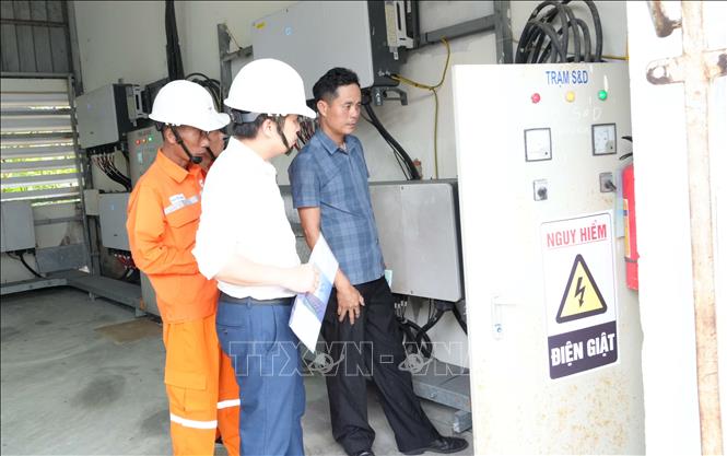 Công ty May S&D (Xã Quảng Ninh, tỉnh Quảng Trị) đầu tư lắp đặt hệ thống điện Bet88 free 100 tỷ lệ trả thưởng cực hấp dẫn mặt trời để thu điện và thay thế các thiết bị tiêu tốn nhiều điện năng bằng máy móc hiện đại, hiệu suất cao để tiết kiệm điện. Ảnh: Tá Chuyên - TTXVN