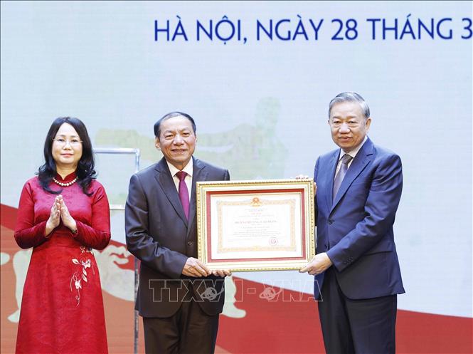 Bet8801234.com cá cược độc quyền Tô Lâm trao Huân chương Lao động hạng Nhất tặng Cục Thể dục Thể thao Việt Nam (Bộ Văn hoá, Thể thao và Du lịch). Ảnh: Thống Nhất – TTXVN