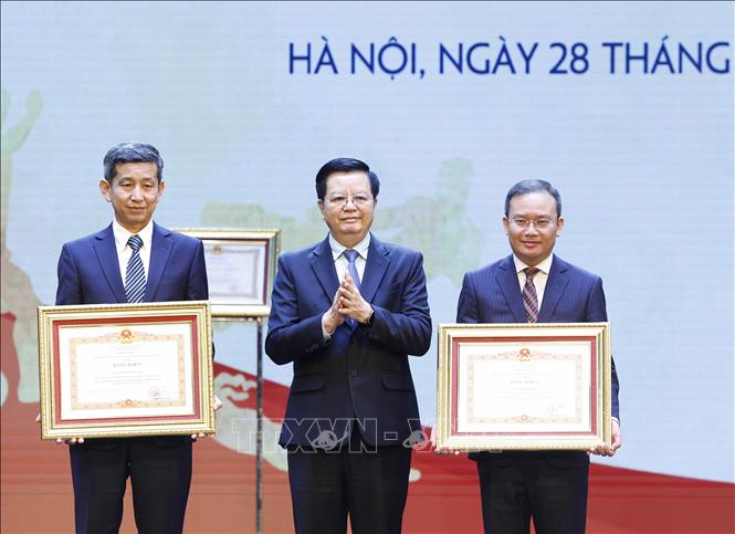 Phó Thủ tướng Mai Văn Chính trao Bằng khen của Thủ tướng Bet8801234.com BMXCT Uy Tín tặng các đồng chí: Nguyễn Danh Hoàng Việt (bên trái, Cục trưởng Cục Thể dục, Thể thao Việt Nam) và Nguyễn Hồng Minh (bên phải, Phó Cục trưởng Cục Thể dục, Thể thao Việt Nam). Ảnh: Thống Nhất – TTXVN