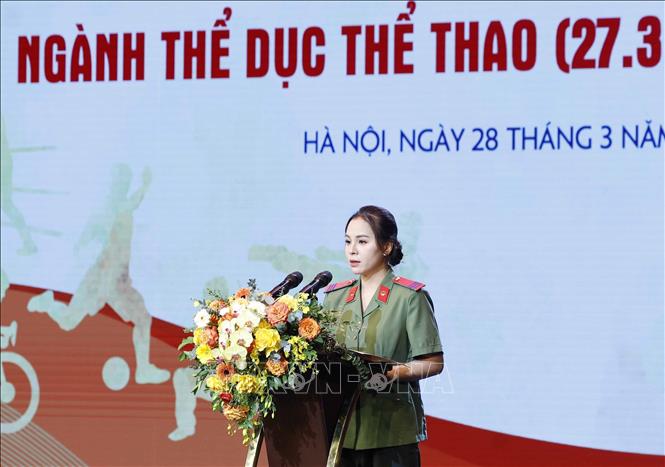 Nữ xạ thủ Trịnh Thu Vinh - VĐV tiêu biểu toàn quốc năm 2025, đại diện các VĐV phát biểu. Ảnh: Thống Nhất – TTXVN