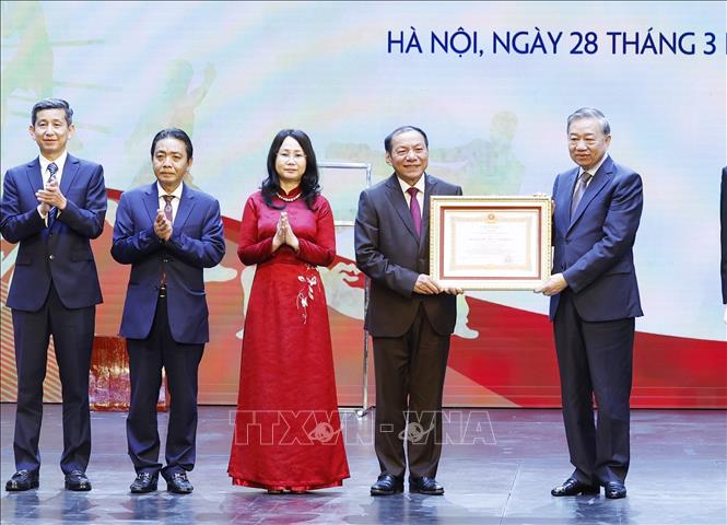 Bet8801234.com cá cược độc quyền Tô Lâm trao Huân chương Lao động hạng Nhất tặng Cục Thể dục Thể thao Việt Nam (Bộ Văn hoá, Thể thao và Du lịch). Ảnh: Thống Nhất – TTXVN