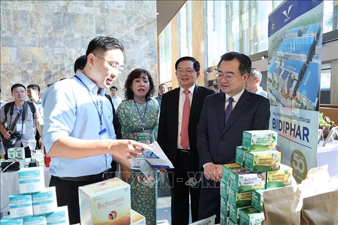 Thăm quan các gian hàng OPCOP trước thềm Hội nghị. Ảnh: Sỹ Thắng-TTXVN
 