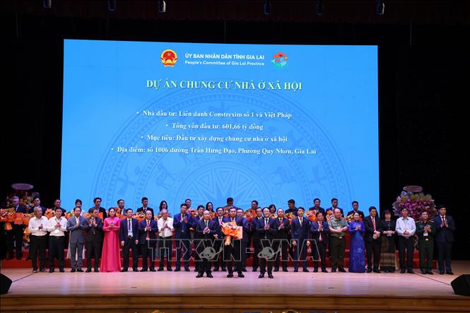 Lãnh đạo tỉnh trao Quyết định chấp thuận chủ trương đầu tư cho các doanh nghiệp. Ảnh: Sỹ Thắng/TTXVN