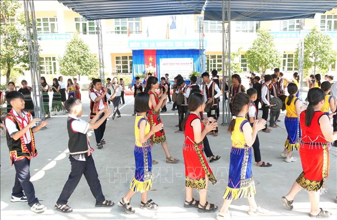 Các em học sinh Trường TH và THCS Lê Quý Đôn (xã Sa Thầy) giao lưu cồng chiêng với các em học sinh Trường TH và THCS xã Sa Bình, tỉnh Quảng Ngãi. Ảnh: Dư Toán - TTXVN