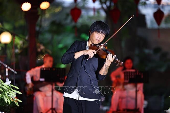 Nổi bật là nghệ sĩ violin Anh Tú – linh hồn của chương trình, người dẫn dắt toàn bộ mạch cảm xúc bằng tiếng đàn khi da diết, khi bùng nổ. Ảnh: Minh Đức – TTXVN