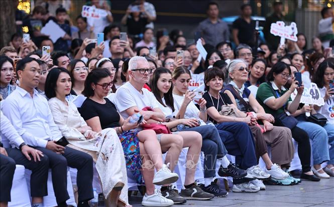 Chương trình thu hút đông đảo du khách quốc tế tới thưởng lãm. Ảnh: Minh Đức – TTXVN