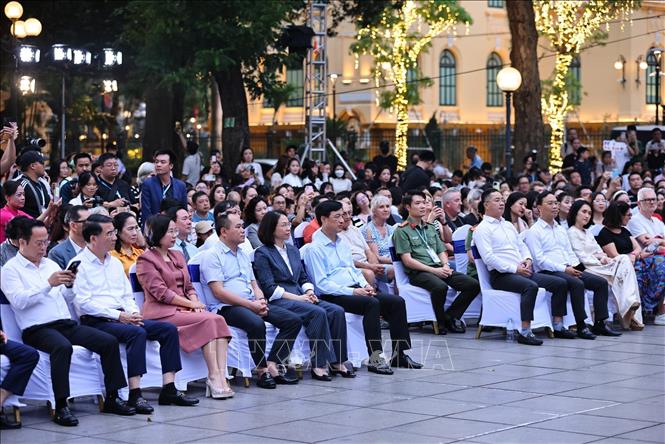 Chương trình thu hút đông đảo du khách quốc tế tới thưởng lãm. Ảnh: Minh Đức – TTXVN