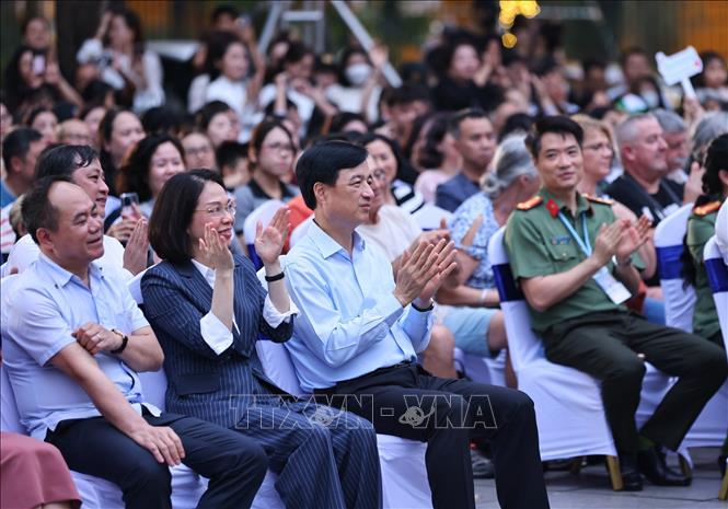 Bí thư Thành ủy Hà Nội Nguyễn Duy Ngọc tham dự chương trình. Ảnh: Minh Đức - TTXVN