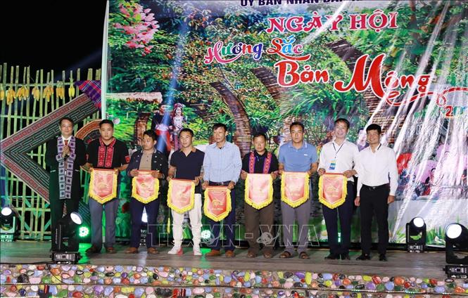 Ban tổ chức trao cờ lưu niệm cho các đoàn tham gia Ngày hội. Ảnh: Quý Trung - TTXVN