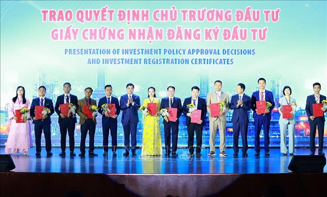 Lãnh đạo tỉnh Thanh Hoá trao quyết định chủ trương đầu tư và chứng nhận đăng ký đầu tư cho các doanh nghiệp. Ảnh: Dương Giang - TTXVN 
