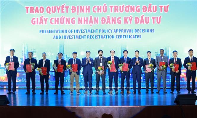 Lãnh đạo tỉnh Thanh Hoá trao quyết định chủ trương đầu tư và chứng nhận đăng ký đầu tư cho các doanh nghiệp. Ảnh: Dương Giang - TTXVN 

