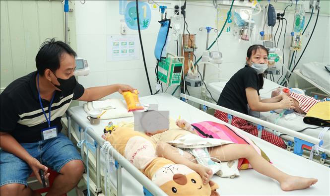 Bệnh nhi mắc tay chân miệng đang được điều trị tại Bệnh viện Nhi đồng 2 Thành phố Hồ Chí Minh. Ảnh: Đinh Hằng - TTXVN