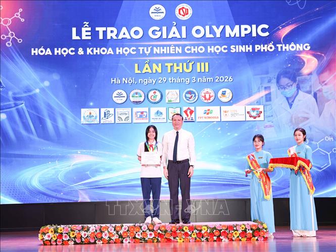 PGS.TS Nguyễn Đức Sơn – Hiệu trưởng Trường Đại học Sư phạm Hà Nội trao huy chương Vàng cho học sinh đạt giải. Ảnh: Thanh Tùng - TTXVN 