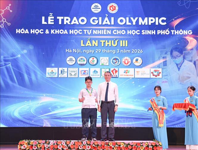 Học sinh Nguyễn Đức Nam, lớp 8M, Trường THCS Ngô Sĩ Liên (phường Cửa Nam, Hà Nội) nhận huy chương Vàng của kỳ thi. Ảnh: Thanh Tùng - TTXVN 