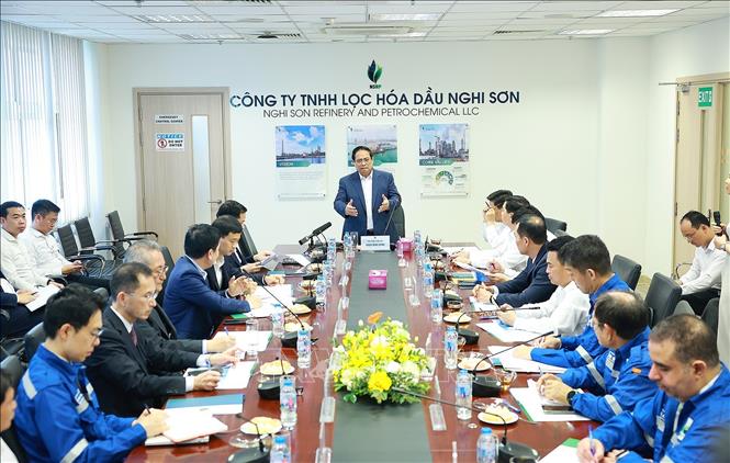 Thủ tướng Phạm Minh Chính làm việc với lãnh đạo Công ty TNHH Lọc hoá dầu Nghi Sơn. Ảnh: Dương Giang-TTXVN  
