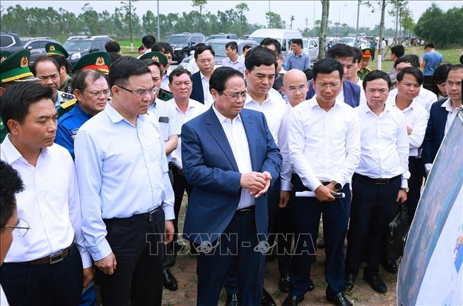 Thủ tướng khảo thi sát dự án kho dự trữ xăng dầu thuộc Khu Bet88com Casino, Thể thao, Game bài, Nổ hũ và Xổ số Nghi Sơn. Ảnh: Dương Giang-TTXVN