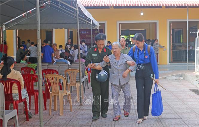 Chương trình “Tháng Ba biên giới” tại xã Bình Hòa (tỉnh An Giang) không chỉ là dấu ấn xung kích của tuổi trẻ các tỉnh, thành phố vùng Tây Nam Bộ, mà còn là lời khẳng định đanh thép cho tinh thần phụng sự cộng đồng của thể hệ trẻ Việt Nam hôm nay. Ảnh: Công Mạo-TTXVN