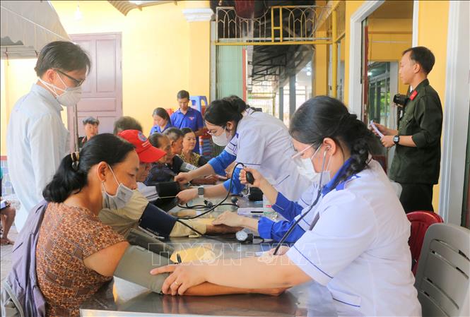 Các y bác sĩ Trường Cao đẳng Y tế Cần Thơ và các đơn vị đồng hành  khám, tư vấn sức khoẻ miễn phí người dân có hoàn cảnh khó khăn trên địa bàn xã Bình Hoà, tỉnh An Giang. Ảnh: Công Mạo-TTXVN