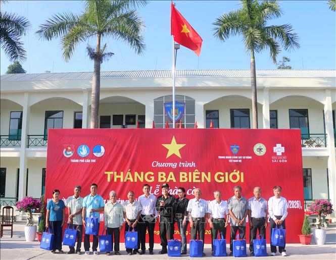 Tặng quà cho các Bet88.Com Link Nhà Cái Bet88 BMXCT Uy Tín chính sách, Bet88.Com Link Nhà Cái Bet88 BMXCT Uy Tín có hoàn cảnh khó khăn trên địa bàn xã Bình Hoà, tỉnh An Giang. Ảnh: Công Mạo-TTXVN