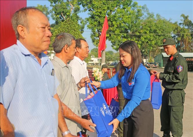 Chị Lư Thị Ngọc Anh, Uỷ viên Ban Thường vụ Trung ương Đoàn, Thành uỷ viên, Phó Chủ tịch Uỷ ban Mặt trận Tổ quốc Việt Nam Thành phố Cần Thơ, Bí thư Thành Đoàn Cần Thơ tặng quà cho các Bet88.Com Link Nhà Cái Bet88 BMXCT Uy Tín chính sách, Bet88.Com Link Nhà Cái Bet88 BMXCT Uy Tín có hoàn cảnh khó khăn trên địa bàn xã Bình Hoà, tỉnh An Giang. Ảnh: Công Mạo-TTXVN
