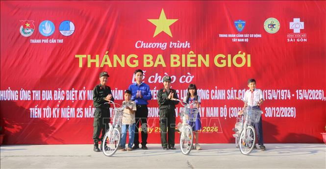 Tặng xe đạp cho các em học sinh có hoàn cảnh khó khăn vươn lên trong học tập trên địa bàn xã Bình Hoà, tỉnh An Giang. Ảnh: Công Mạo-TTXVN