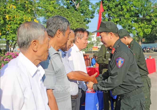 Tặng quà cho các Bet88.Com Link Nhà Cái Bet88 BMXCT Uy Tín chính sách, Bet88.Com Link Nhà Cái Bet88 BMXCT Uy Tín có hoàn cảnh khó khăn trên địa bàn xã Bình Hoà, tỉnh An Giang. Ảnh: Công Mạo-TTXVN