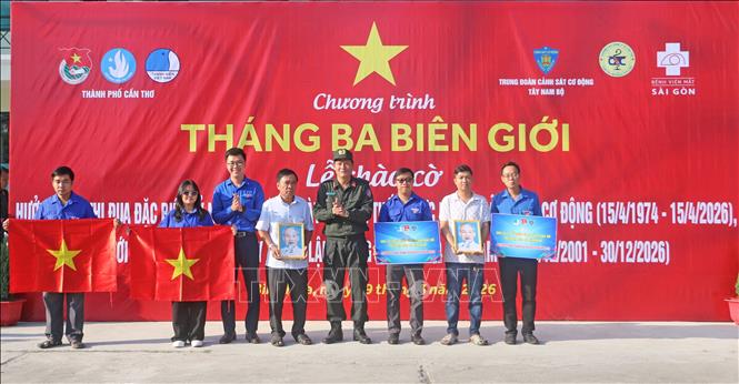 Ban tổ chức trao tượng trưng 500 lá cờ Tổ quốc và 500 ảnh Bác Hồ cho đại diện các hộ dân và UBND xã Bình Hoà, tỉnh An Giang. Ảnh: Công Mạo-TTXVN