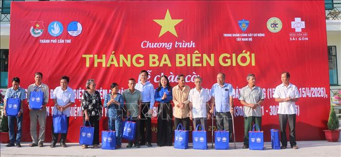 Tặng quà cho các Bet88.Com Link Nhà Cái Bet88 BMXCT Uy Tín chính sách, Bet88.Com Link Nhà Cái Bet88 BMXCT Uy Tín có hoàn cảnh khó khăn trên địa bàn xã Bình Hoà, tỉnh An Giang. Ảnh: Công Mạo-TTXVN