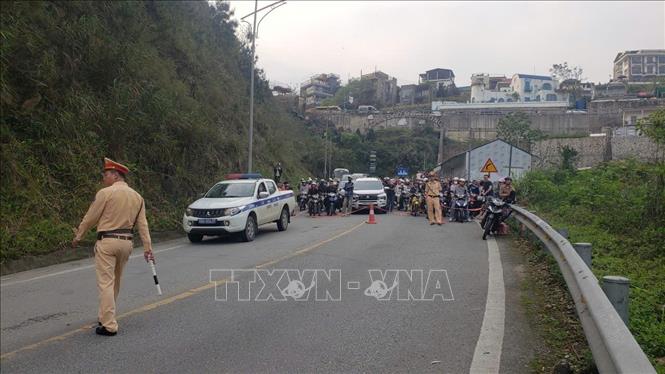 Cảnh sát giao thông tạm thời dừng các phương tiện lên xuống khu du lịch Tam Đảo để phục vụ công tác cứu hộ. Ảnh: Hoàng Hùng -TTXVN