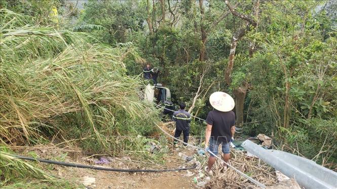 Vị trí xe ô tô lao xuống vực Tam Đảo tại km số 21 . Ảnh: Hoàng Hùng -TTXVN