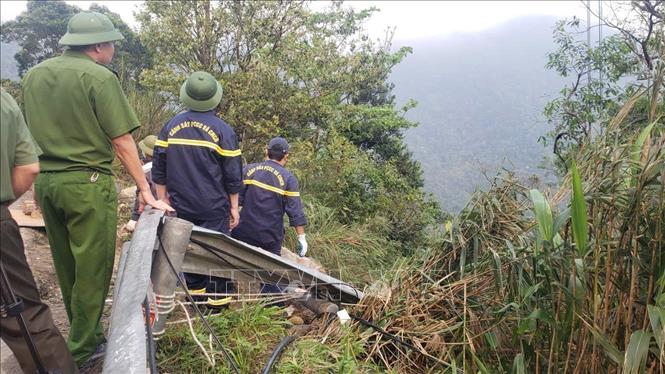 Vị trí xe ô tô lao xuống vực Tam Đảo tại km số 21 . Ảnh: Hoàng Hùng -TTXVN