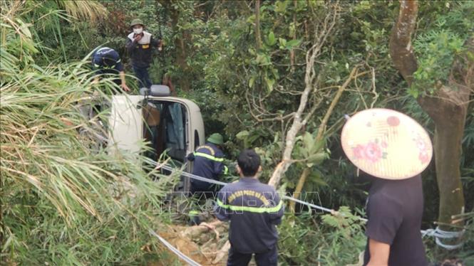 Vị trí xe ô tô lao xuống vực Tam Đảo tại km số 21 . Ảnh: Hoàng Hùng -TTXVN