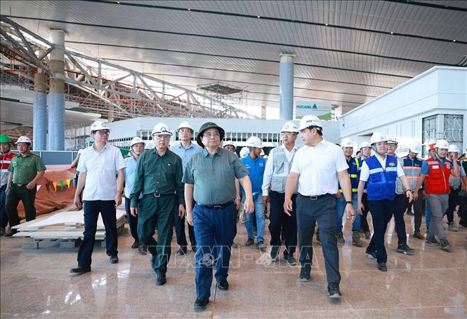 Thủ tướng Phạm Minh Chính kiểm tra thi công dự án Cảng hàng không quốc tế Long Thành (Đồng Nai). Ảnh: Dương Giang - TTXVN
