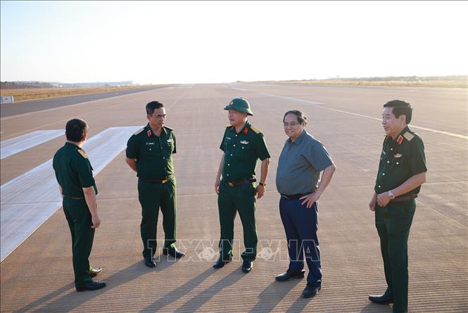 Thủ tướng Phạm Minh Chính kiểm tra đường băng cất, hạ cánh sân bay quốc tế Long Thành (Đồng Nai). Ảnh: Dương Giang - TTXVN
