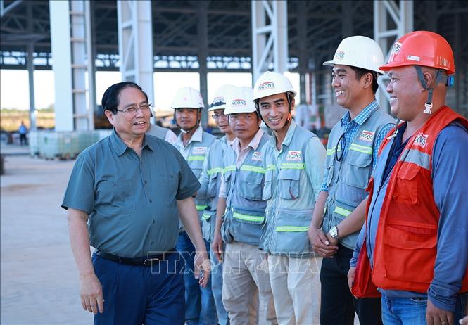 Thủ tướng Phạm Minh Chính đôn đốc, động viên các lực lượng thi công dự án Cảng hàng không quốc tế Long Thành (Đồng Nai). Ảnh: Dương Giang - TTXVN 