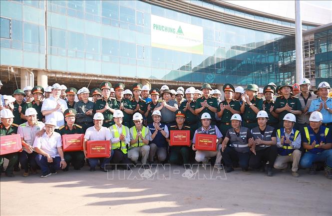 Thủ tướng Phạm Minh Chính tặng quà, động viên các đơn vị thi công dự án Cảng hàng không quốc tế Long Thành (Đồng Nai). Ảnh: Dương Giang - TTXVN
